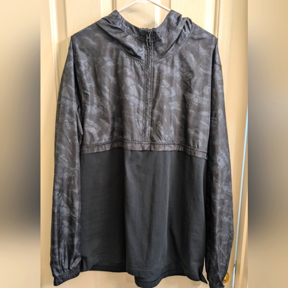 XL Under Armour Camo and Black Top Zip Hoodie